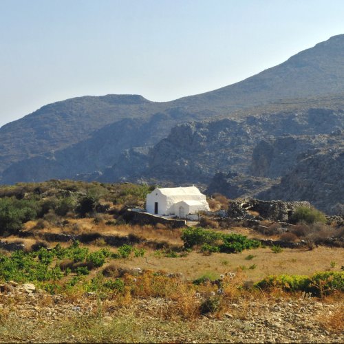 Cyclades hiking paths. Explore Naxos and Amorgos