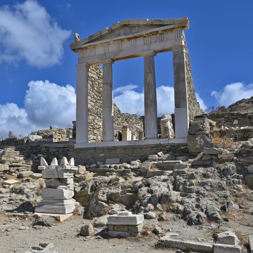 Cyclades, islands of light. Hiking and sightseeing on Santorini and Naxos, with Delos and Mykonos